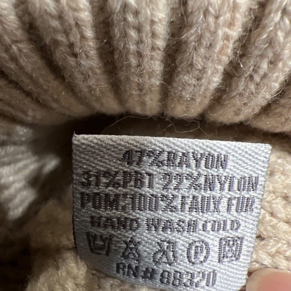 CC Exclusive Beanie With Pom Pom - Picture 7 of 9